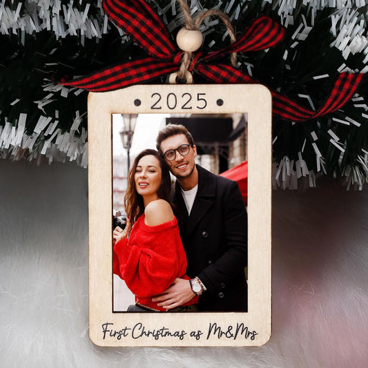 Christmas Photo Frame Ornament, 2025 Ornament, Wooden Picture Frame Ornaments With Hanging String (2025 Mr & Mrs (Portrait))